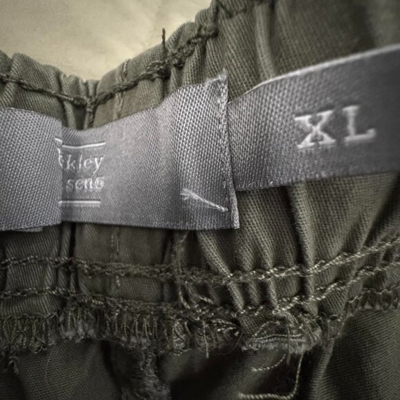 2 for 1 special on these cargo shorts size XL - Picture 1 of 4